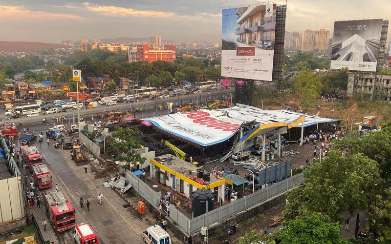 Cuatro muertos y muchos atrapados bajo un cartel publicitario en un extraño accidente durante una tormenta en Mumbai