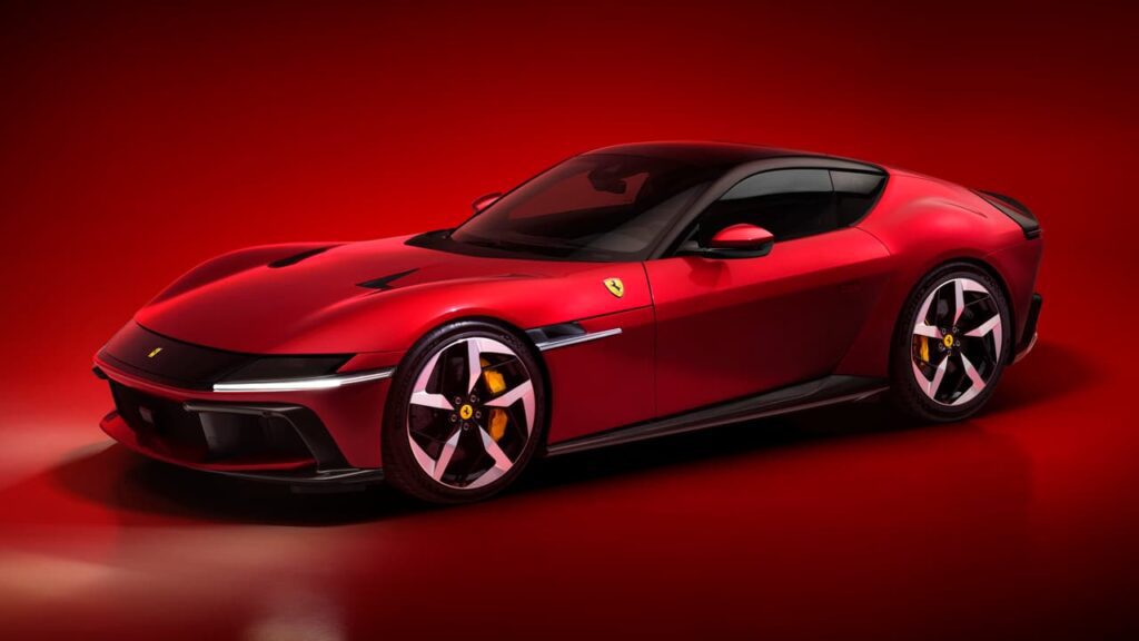 El Ferrari de 12 cilindros y 820 CV lleva el nombre de su potente motor V12 de 9.500 rpm.