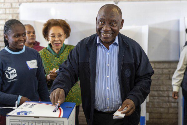 El presidente sudafricano, Cyril Ramaphosa, vota el miércoles 29 de mayo de 2024 en las elecciones generales en Soweto, Sudáfrica.  Los electores de Sudáfrica emitieron su voto en unas elecciones consideradas las más importantes en su país en 30 años, unas elecciones que pueden situarlos en un territorio inexplorado en la corta historia de su democracia, ya que el dominio de tres décadas del ANC se ha convertido en el objetivo de elecciones anticipadas.  Una nueva generación de descontento en un país de 62 millones de habitantes, de los cuales se estima que la mitad vive en la pobreza.  (Foto AP/Jerome Delay)