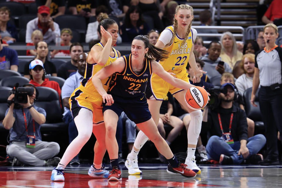 Kaitlyn Clark superó a Cameron Brink, pero Brink's Sparks fue el mejor equipo el lunes por la noche.  (Justin Casterline/Getty Images)