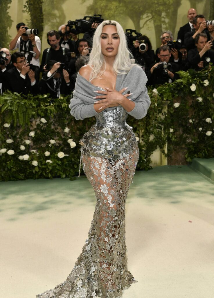 Kim Kardashian explica por qué usó una chaqueta gris en la Met Gala 2024