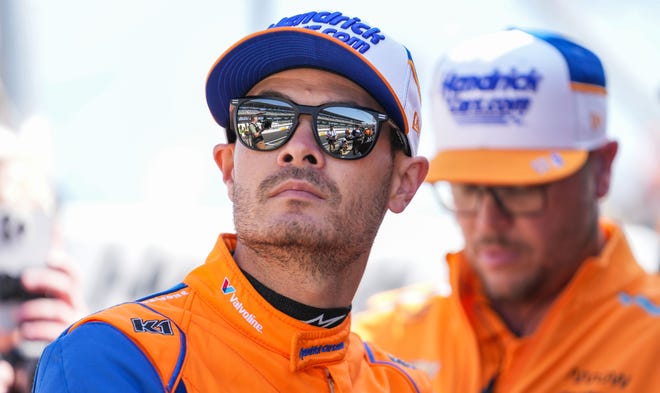 El piloto de Arrow McLaren/Rick Hendrick, Kyle Larson (17), se sienta en la pared de boxes el viernes 24 de mayo de 2024, durante el Día del Carbohidrato antes de la carrera número 108 de las 500 Millas de Indianápolis en el Indianapolis Motor Speedway.