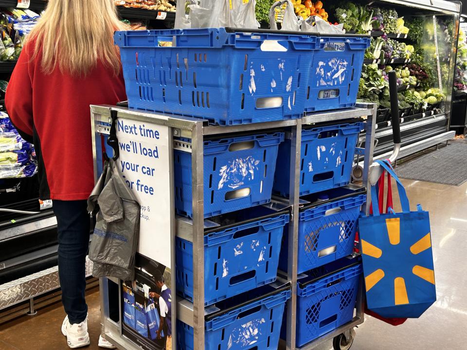 Un empleado de Walmart cumple con los pedidos de Instacart en el pasillo de frutas y verduras de Carolina del Norte.  (Foto de: Lindsay Nicholson/UCG/Universal Image Collection vía Getty Images)