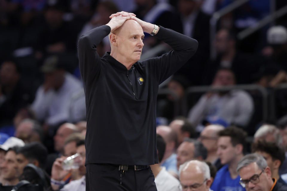El entrenador de los Pacers, Rick Carlisle, optó por no imponer una multa en sus comentarios posteriores al partido.  (Sarah Steer/Getty Images)