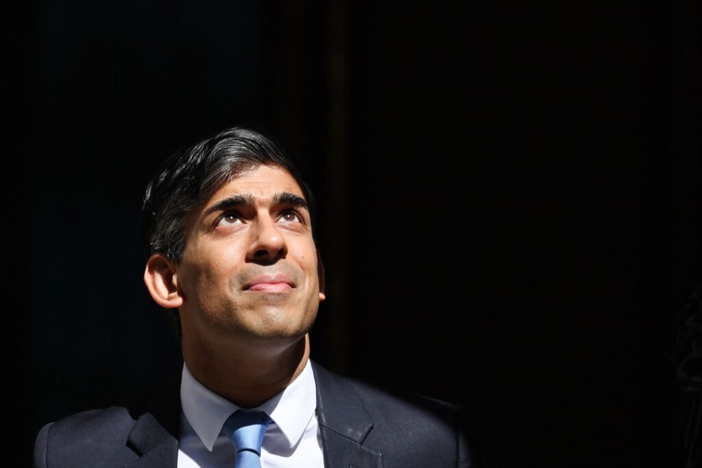 Rishi Sunak advierte que Gran Bretaña se encuentra en una encrucijada antes de las elecciones generales