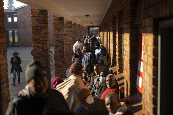 Los votantes hacen fila para emitir su voto el miércoles 29 de mayo de 2024 en las elecciones generales en Soweto, Sudáfrica.  Los ciudadanos sudafricanos comenzaron a emitir su voto el miércoles en escuelas, centros comunitarios y en grandes tiendas de campaña blancas instaladas en campos abiertos en unas elecciones consideradas las más importantes de su país en 30 años.  Podría poner su incipiente democracia en territorio inexplorado.  (Foto AP/Jerome Delay)