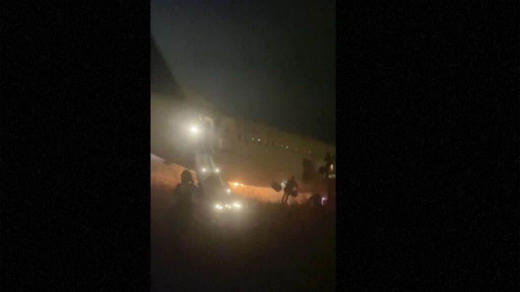 Un Boeing 737 se incendió y se salió de la pista en Senegal, hiriendo a 10 personas.