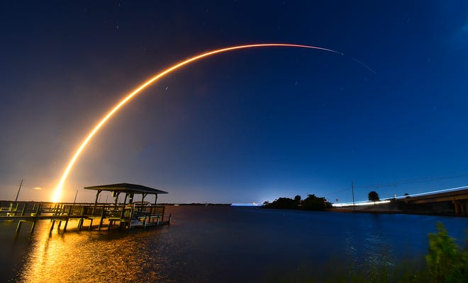Un cohete SpaceX Falcon 9 se lanza en la misión Starlink 6-62 para poner en órbita una constelación de satélites Starlink.  El cohete fue lanzado desde el Complejo de Lanzamiento 40 en la Estación de la Fuerza Espacial de Cabo Cañaveral a las 10:35 p.m.EDT del miércoles 22 de mayo.  El lanzamiento se demostró sobre la laguna Indian River en el distrito Cocoa.