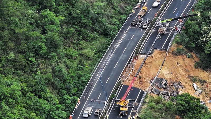 Un derrumbe de una carretera mata a decenas de personas en el sur de China