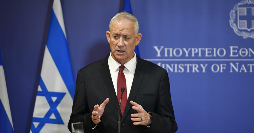Un miembro del gabinete de guerra israelí dice que dejará el gobierno el 8 de junio a menos que se adopte un nuevo plan de guerra.
