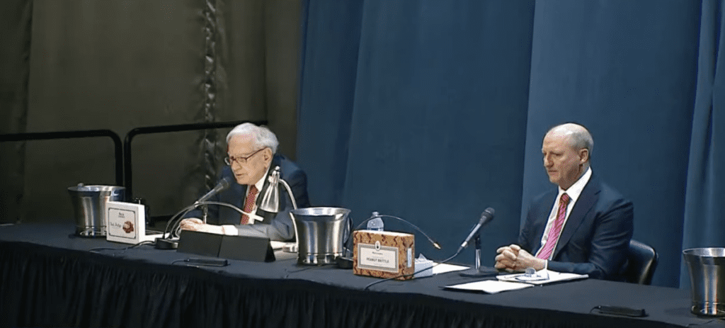 Warren Buffett sube al escenario sin Charlie Munger por primera vez