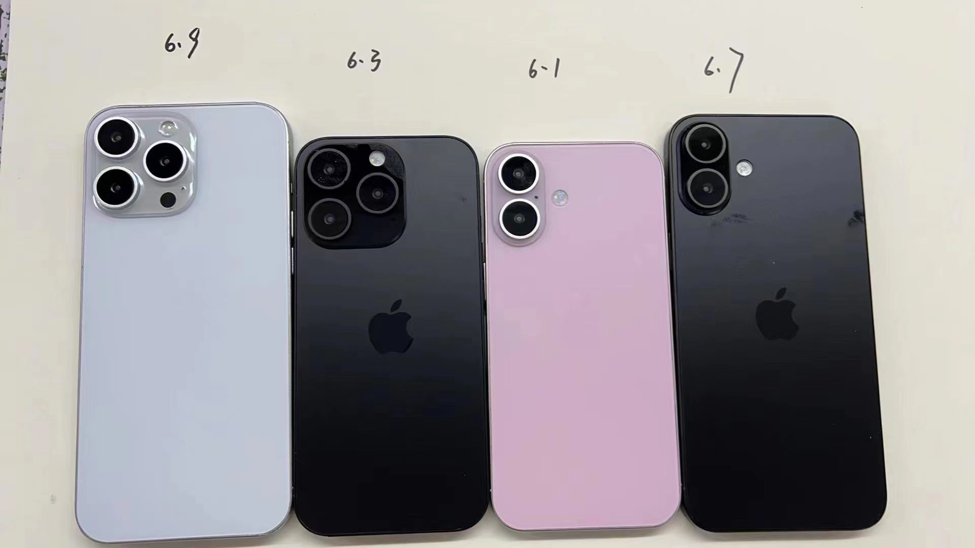 Cuatro supuestos muñecos de iPhone 16, con sus tamaños escritos encima.