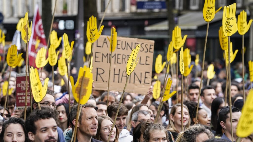 Manifestantes franceses se oponen al cambio de extrema derecha antes de elecciones anticipadas: NPR