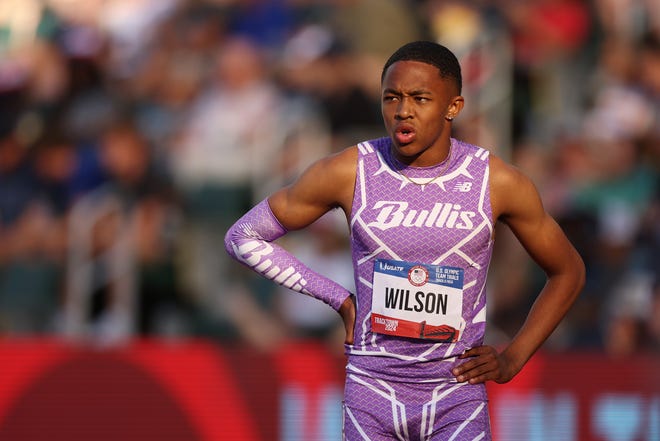 Quincy Wilson, de 16 años, observa después de competir en la semifinal masculina de 400 metros durante las pruebas por equipos olímpicos de EE. UU.