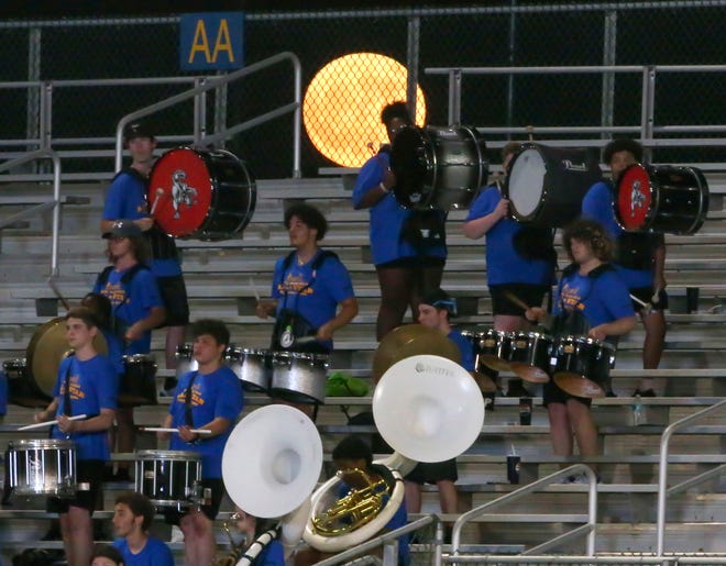 Una luna de fresa se eleva sobre el estadio de Delaware y la cinta Azul-Oro durante la victoria de los Azules por 32-2 durante el Juego de Estrellas Azul-Oro del DFRC, el viernes 21 de junio de 2024.