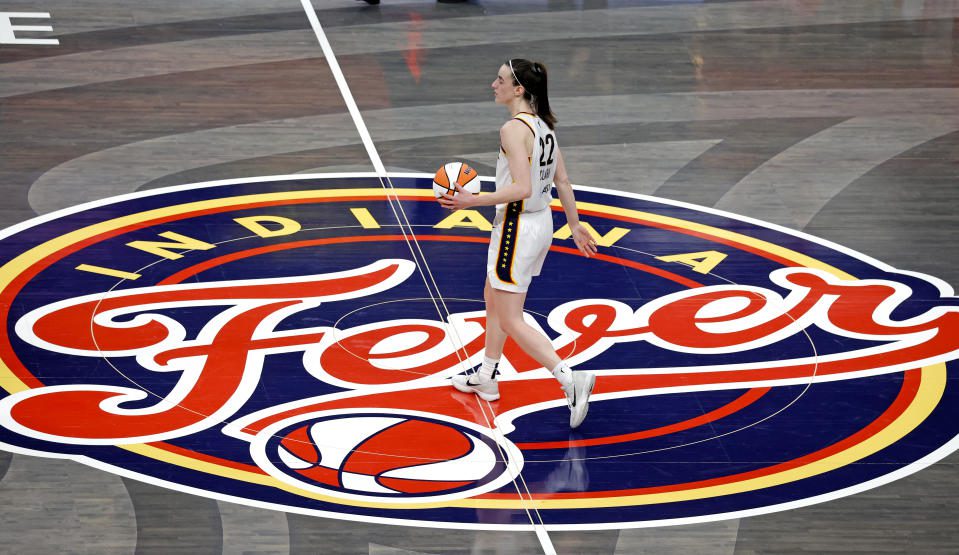 INDIANAPOLIS, INDIANA - 19 DE JUNIO: Kaitlin Clark (22), guardia de Indiana Fever, iza el balón a casa para los Washington Mystics el 19 de junio de 2024, en Gainbridge Fieldhouse en Indianápolis, Indiana.  (Foto de Brian Spurlock/Ikon Sportswire vía Getty Images)