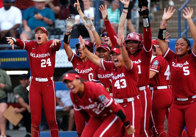 Oklahoma celebra un jonrón de dos carreras del campocorto de Oklahoma Cassidy Pickering (7) en la segunda entrada durante el Juego 2 de la Serie Mundial de Softbol Femenino de la NCAA entre los Oklahoma Sooners (OU) y los Texas Longhorns en Devon Park en Oklahoma City, el jueves 6 de junio. 6, 2024.