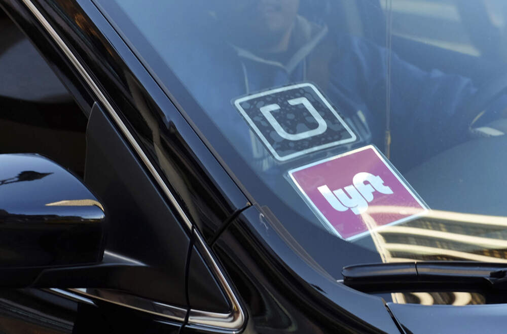 En el acuerdo de 175 millones de dólares del AG con Uber y Lyft, las empresas ahora pagarán a los conductores un mínimo de 32,50 dólares por hora.  Paga mientras conduces