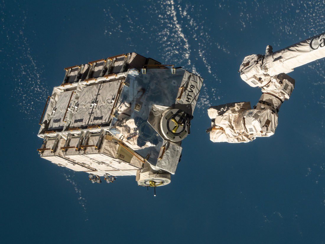 Se vio un brazo robótico en la Estación Espacial Internacional lanzando una plataforma llena de baterías en 2021. La NASA dice que fue un puntal metálico de ese equipo de vuelo que aterrizó en una casa en Florida.