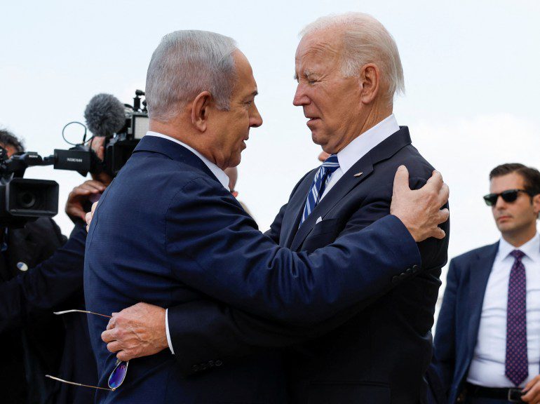 El primer ministro israelí, Benjamin Netanyahu, saluda al presidente estadounidense Joe Biden durante su visita a Israel en medio del conflicto en curso entre Israel y Hamás, en Tel Aviv, Israel, el 18 de octubre de 2023. REUTERS/Evelyn Hochstein