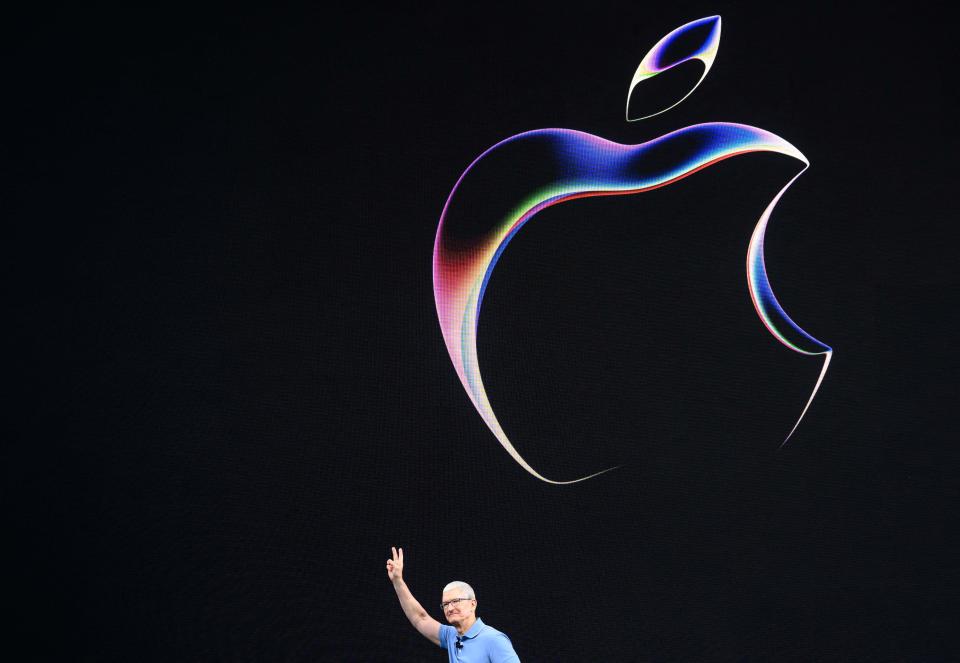 El director ejecutivo de Apple, Tim Cook, habla durante la Conferencia Mundial de Desarrolladores de Apple (WWDC) en el campus de Apple Park en Cupertino, California, el 5 de junio de 2023. Se espera que Apple presente el lunes costosos auriculares de realidad mixta en su Conferencia Mundial de Desarrolladores anual, lo que plantea un desafío. al propietario de Facebook, Meta, en un mercado que aún no ha florecido.  (Foto de Josh Edelson/AFP) (Foto de Josh Edelson/AFP vía Getty Images)