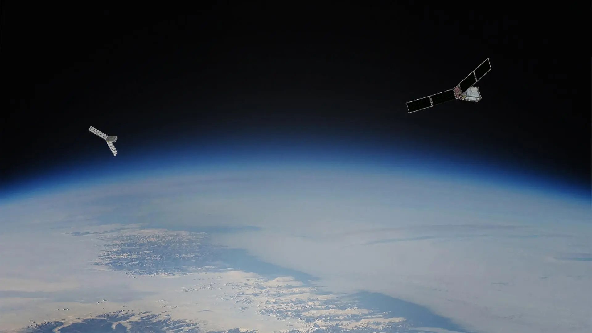 Dos pequeños satélites rectangulares flotan sobre la Tierra en lados opuestos.  Cada uno tiene un panel solar de doble panel que se extiende desde los lados.  La curva del suelo debajo es borrosa y azul.