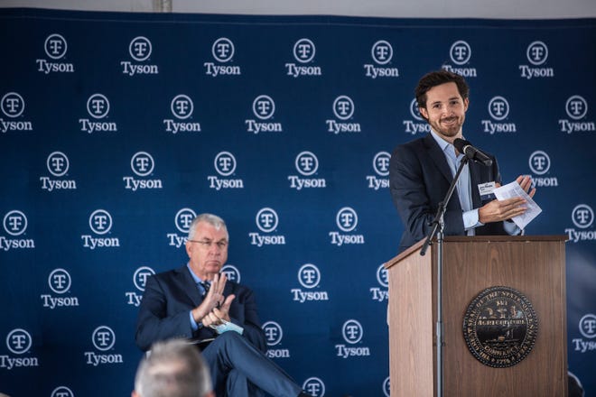 John R. Tyson (derecha), director de sostenibilidad de Tyson Foods, habla durante la inauguración oficial del nuevo complejo avícola de Tyson Food el jueves 8 de abril de 2021 en Humboldt, Tennessee.