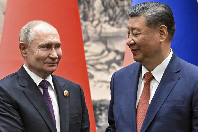 ARCHIVO - El presidente chino Xi Jinping, derecha, y el presidente ruso Vladimir Putin se miran mientras se dan la mano antes de sus conversaciones en Beijing, China, el jueves 16 de mayo de 2024. China parece mantener la distancia mientras Rusia y Corea del Norte avanzan más cerca entre sí mediante un acuerdo Una nueva defensa podría inclinar el equilibrio de poder entre los tres estados autoritarios.  (Sergei Bobylev, Sputnik, foto de la piscina del Kremlin vía AP, archivo)