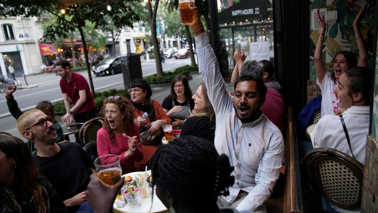 La gente reacciona a las expectativas de resultados en París. 