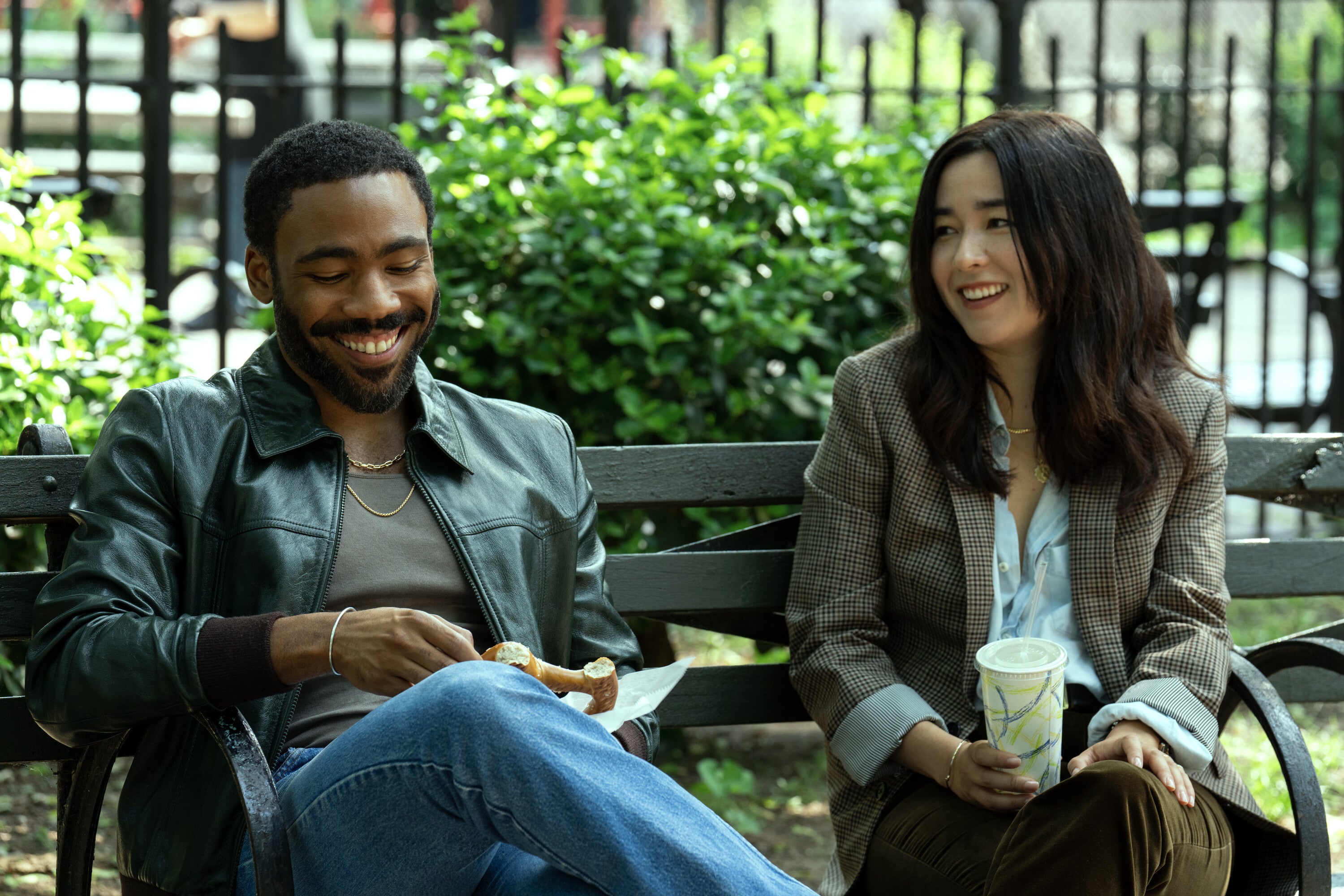 Donald Glover como John y Maya Erskine como Jane V 