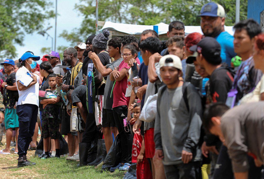 Migrantes hacen fila para recibir un examen médico en un centro de recepción de migrantes durante la visita del presidente electo panameño José Raúl Molino (no en la foto), en Lajas Blancas, provincia de Darién, Panamá, el 28 de junio de 2024. 