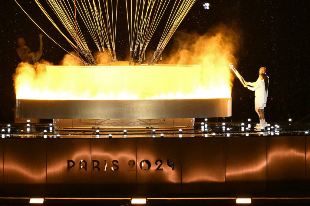 Ceremonia de apertura de los Juegos Olímpicos de París 2024: la llama olímpica se eleva sobre París mientras Celine Dion cautiva a la multitud