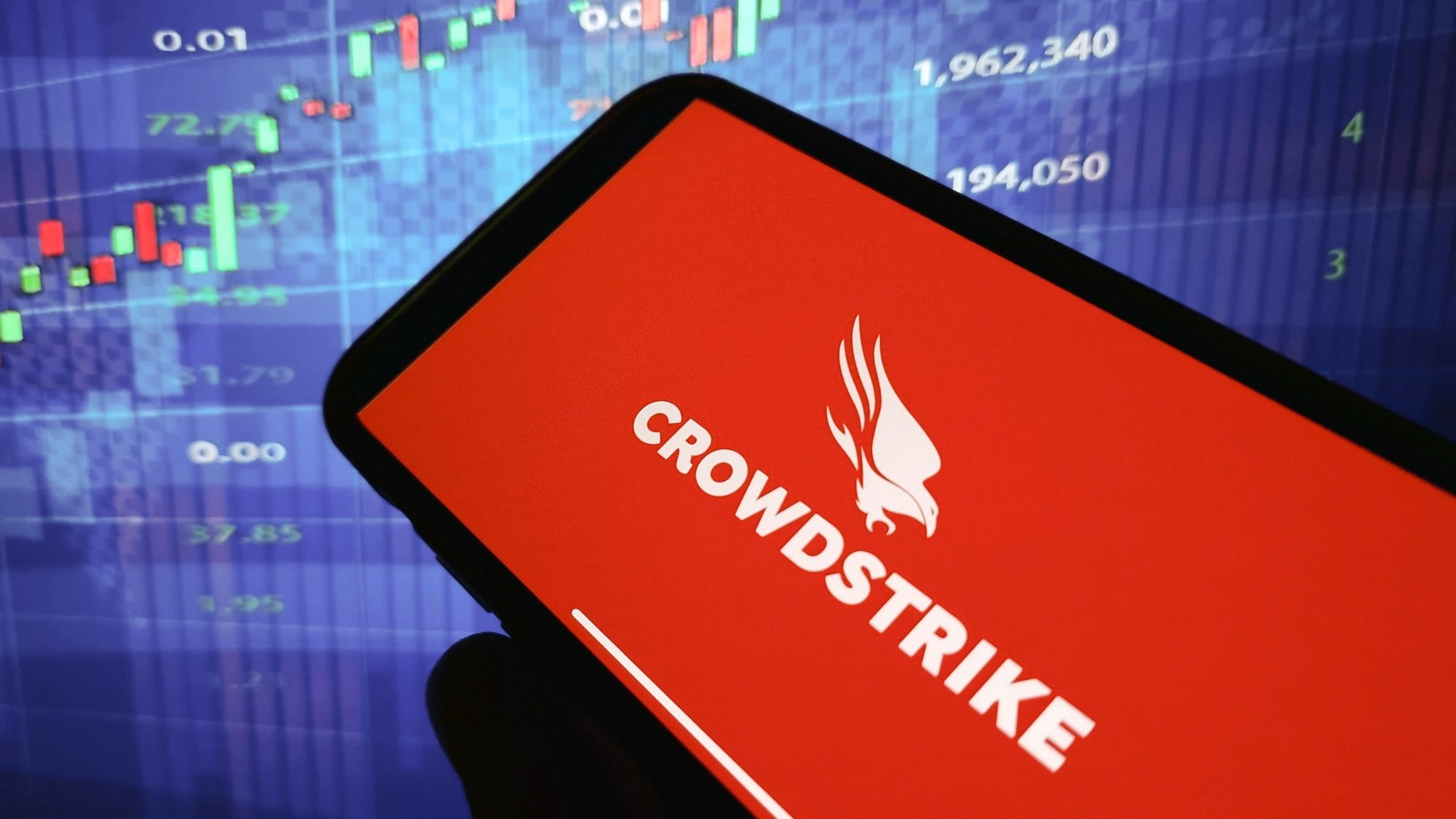 Logotipo de Crowdstrike en rojo en un teléfono inteligente frente a un fondo azul