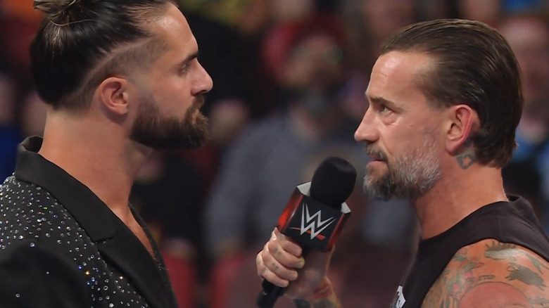 Seth Rollins y CM Punk se enfrentan en el ring.