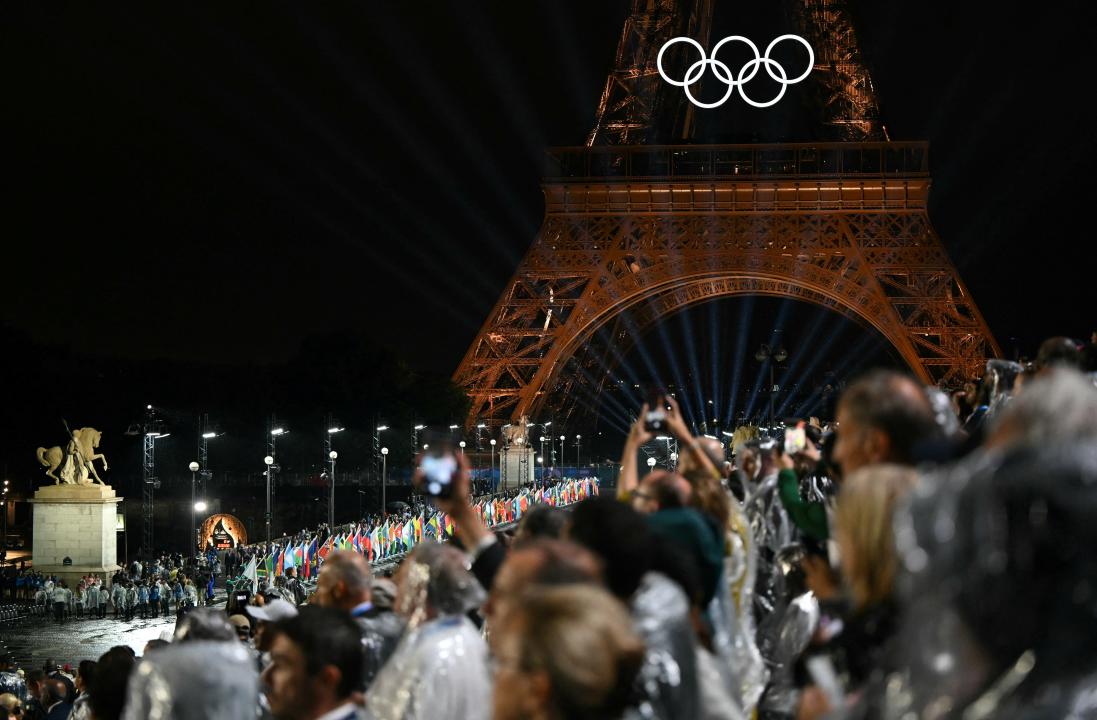 Las banderas de los países participantes ondean en el Puente Enna durante la ceremonia de apertura de los Juegos Olímpicos de 2024 en París el 26 de julio de 2024. (Foto: Jonathan Nackstrand/AFP) (Foto: Jonathan Nackstrand/AFP vía Getty Images)