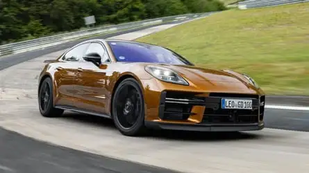 El modelo Porsche Panamera Turbo V-8 Hybrid establece un récord de vuelta en Nürburgring