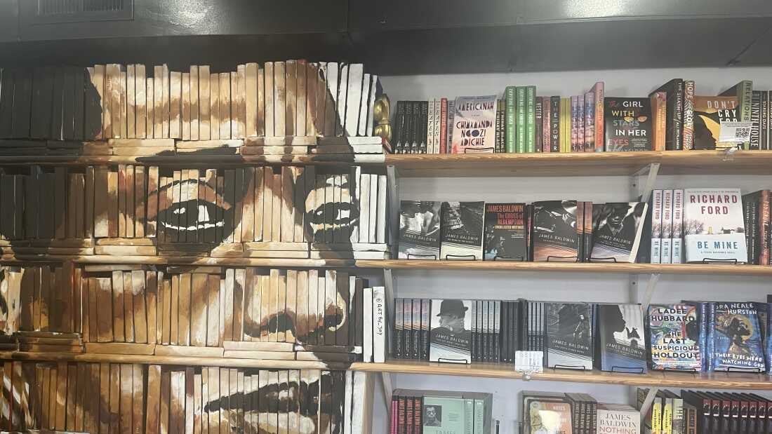 La cara de James Baldwin está pintada en un estante decorado con libros en la librería Baldwin & Co. en Nueva Orleans