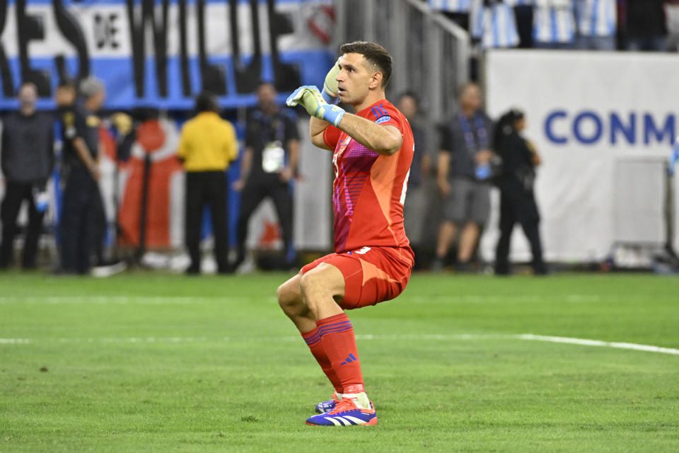 HOUSTON, TX – 4 DE JULIO: Emiliano Martínez de Argentina celebra salvar el primer tiro penal de la tanda de penaltis durante el partido de cuartos de final de la Copa América 2024 entre Argentina y Ecuador en el Estadio NRG el 4 de julio de 2024 en Houston, Texas.  (Foto de: Logan Reilly/Getty Images)