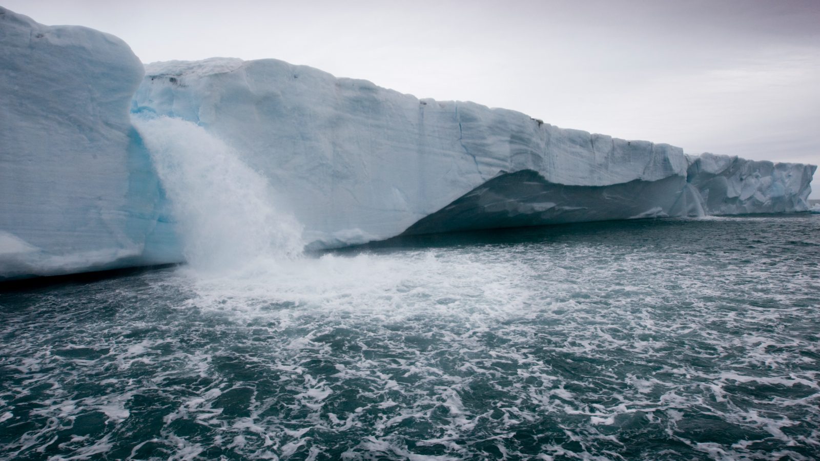 Imagen del agua que fluye desde un glaciar que se derrite en el Ártico