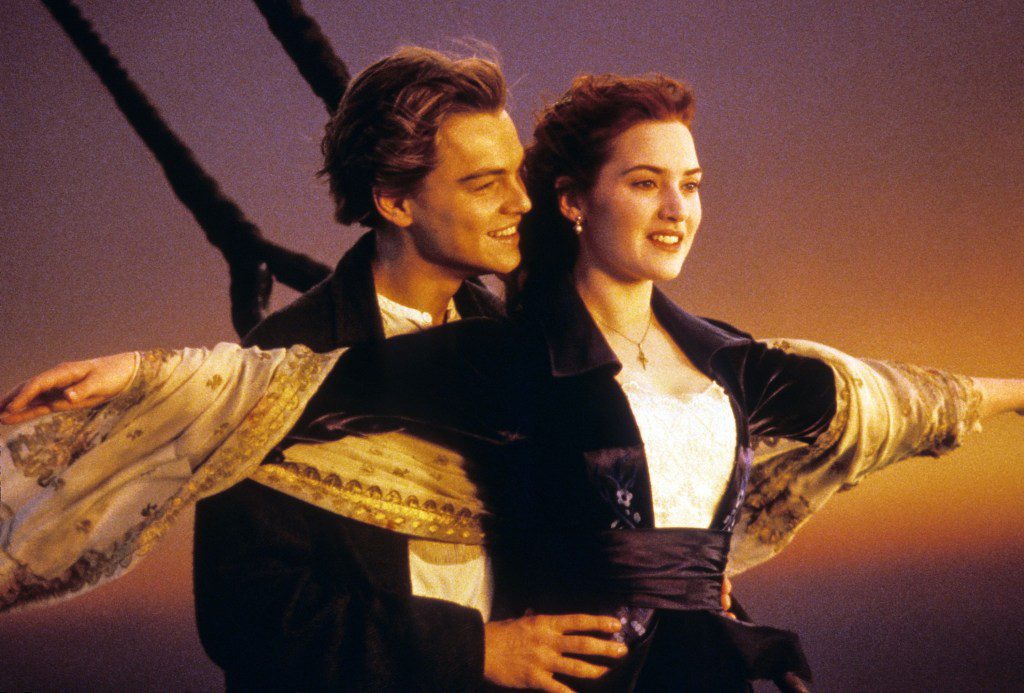 (Desde la izquierda) Leonardo DiCaprio y Kate Winslet en la proa del Titanic