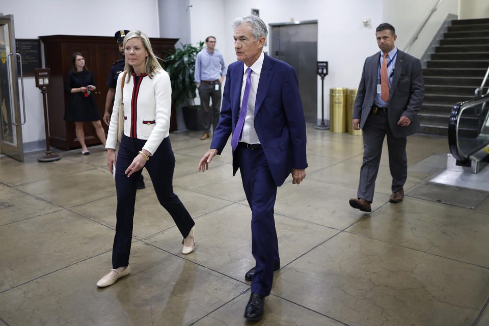 WASHINGTON, DC – 17 DE JUNIO: El presidente de la Reserva Federal, Jerome Powell (centro), abandona el Capitolio de Estados Unidos el 17 de junio de 2024 en Washington, DC.  Está previsto que Powell testifique ante el Congreso en la segunda semana de julio como parte de la supervisión regular de la política monetaria por parte del Congreso.  (Foto de: Shep Somodevilla/Getty Images)