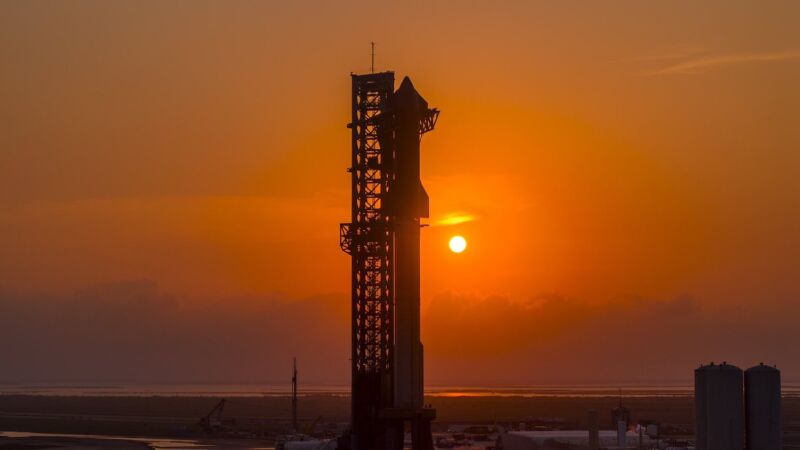 A principios de junio, el cuarto cohete de vuelo de prueba Starship a gran escala está esperando su lanzamiento desde Starbase, la base de lanzamiento de la compañía en el sur de Texas.