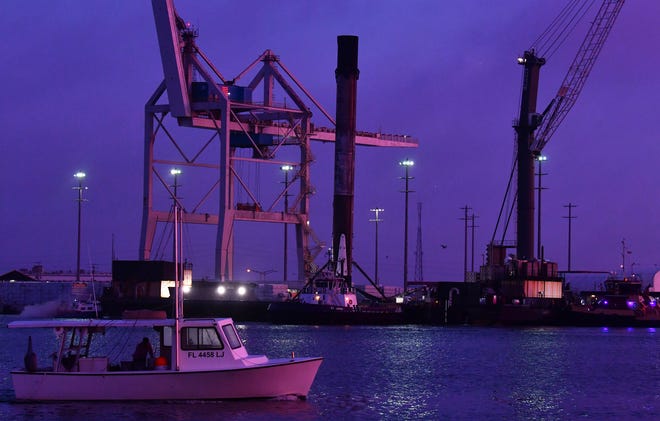 El cohete Falcon 9 de SpaceX llega a Puerto Cañaveral antes del amanecer de diciembre en un barco no tripulado 