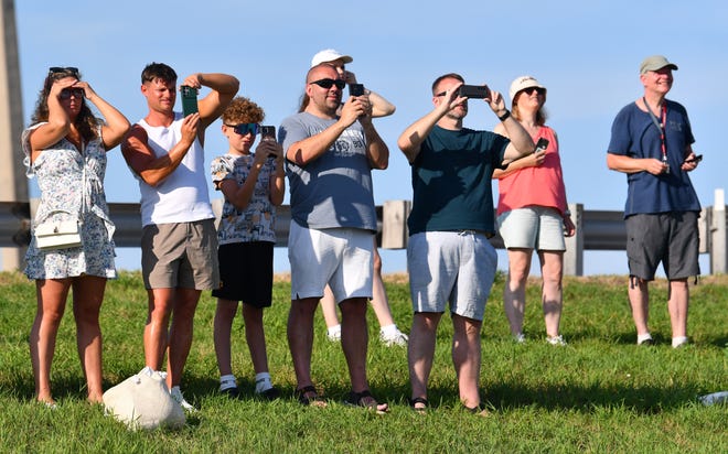 Los espectadores toman fotografías y vídeos del lanzamiento del cohete Falcon 9 de SpaceX el sábado.