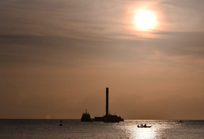 Un vehículo de lanzamiento propulsor de la primera etapa del cohete Falcon 9 de SpaceX se acerca a Puerto Cañaveral justo después del amanecer en agosto de 2021 a bordo de una nave no tripulada de SpaceX. 