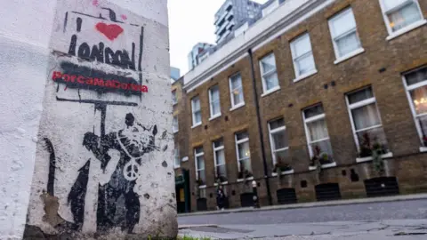 El artista Banksy London Doesn't Work Rat fue fotografiado en Londres el 18 de diciembre de 2023.