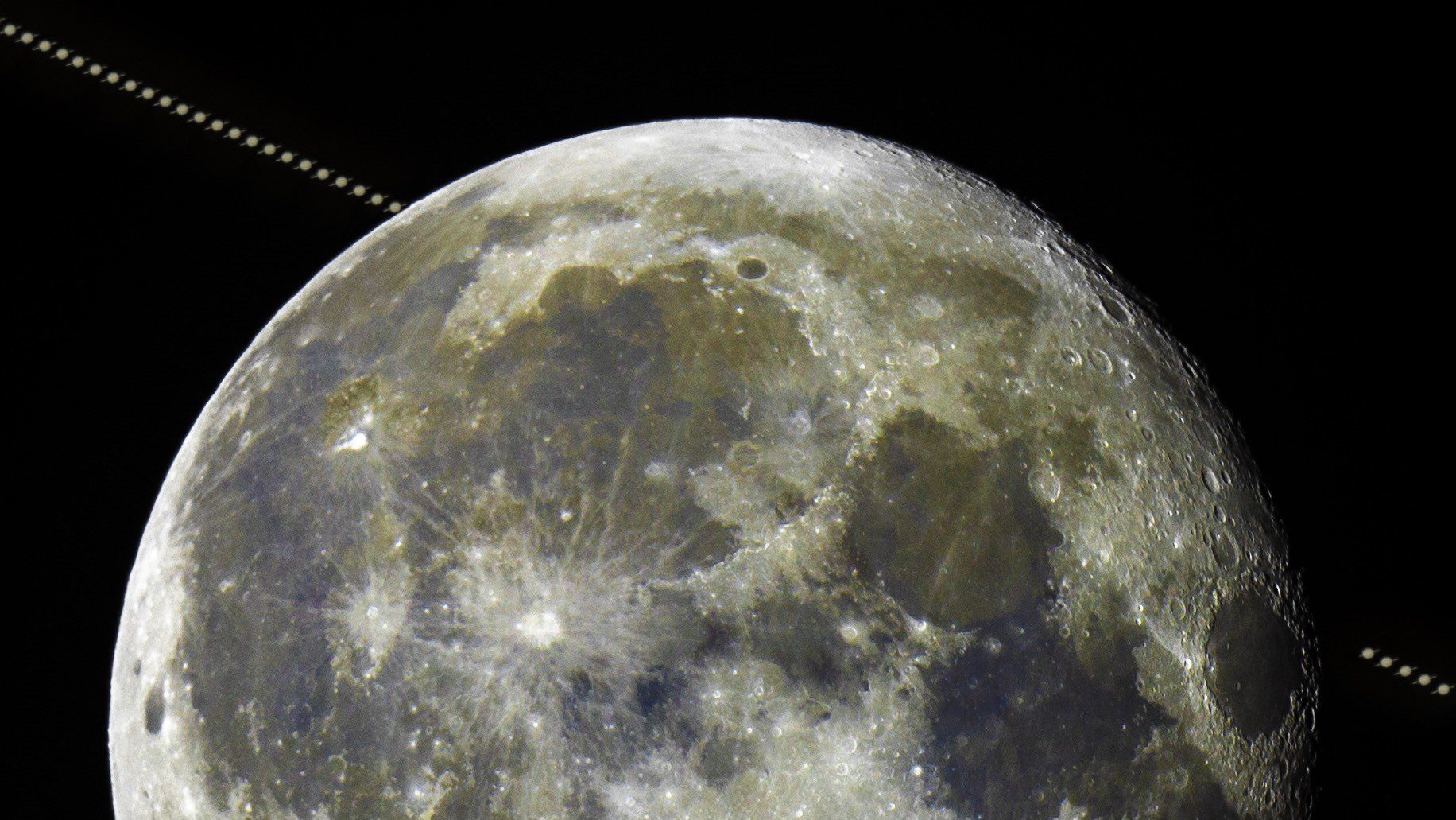 Vista detallada en primer plano de la Luna con Saturno pasando detrás de ella y luego emergiendo nuevamente.