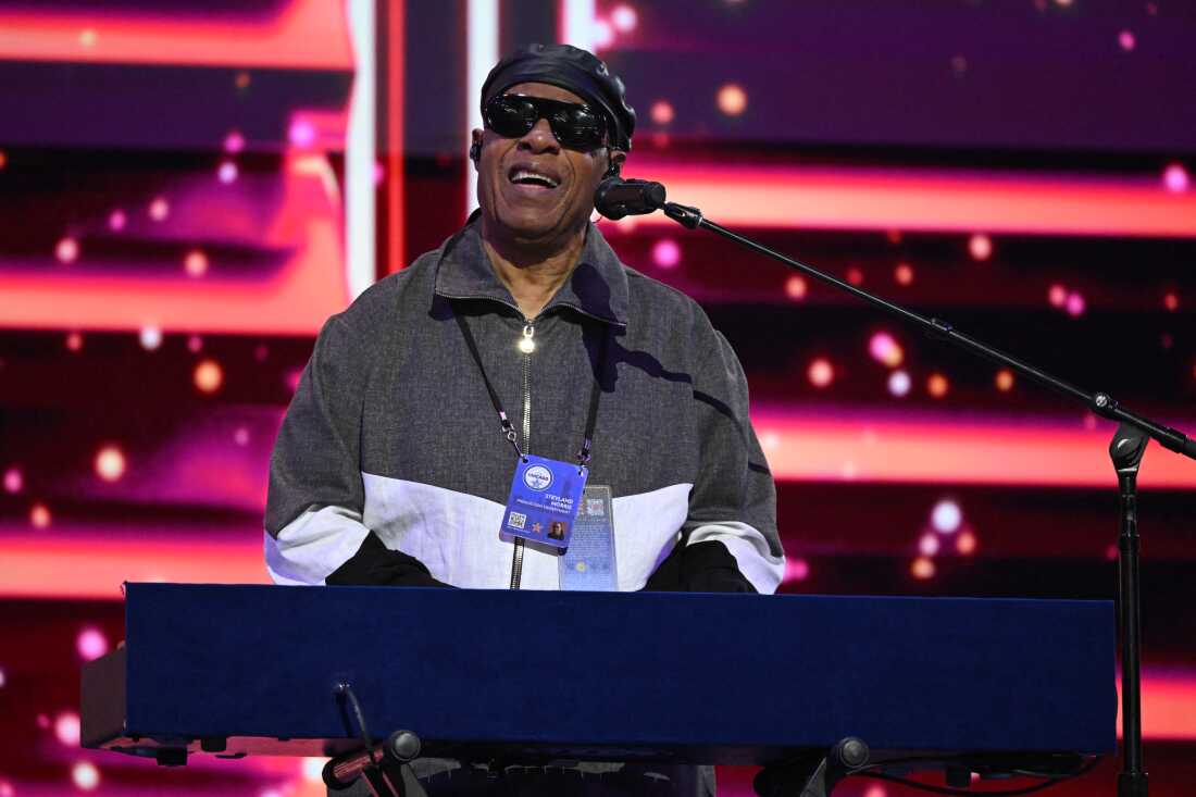 Stevie Wonder realiza una prueba de sonido en el tercer día de la Convención Nacional Demócrata en Chicago, Illinois.