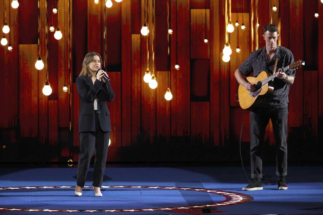 La cantante Maren Morris participó en la audición teatral antes del inicio del tercer día de la Convención Nacional Demócrata en Chicago, Illinois.