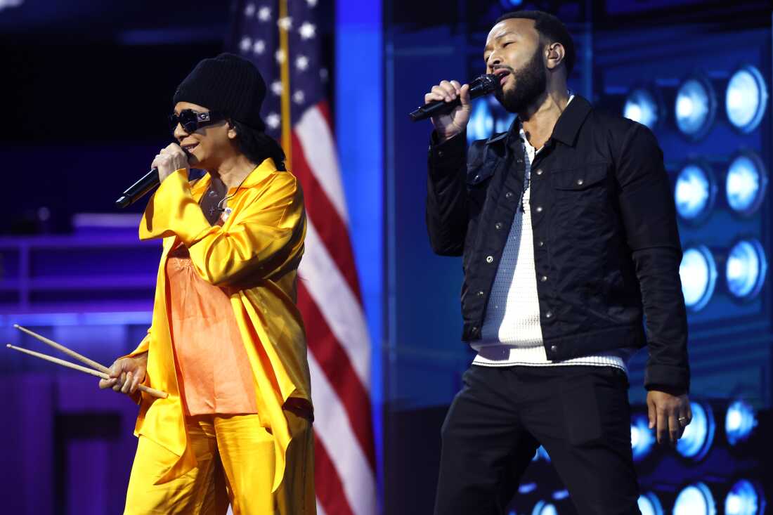 Los músicos Sheila E. y John Legend ensayan antes del inicio del tercer día de la Convención Nacional Demócrata en Chicago, Illinois. 